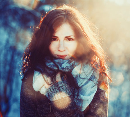 Mit heilusan Erkältungen überwinden: Frau mit warmen Schal im Winter