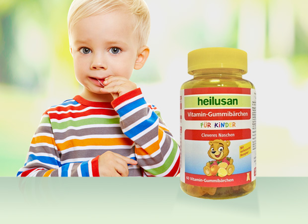 Kleiner Junge isst Vitamin Gummibärchen von heilusan